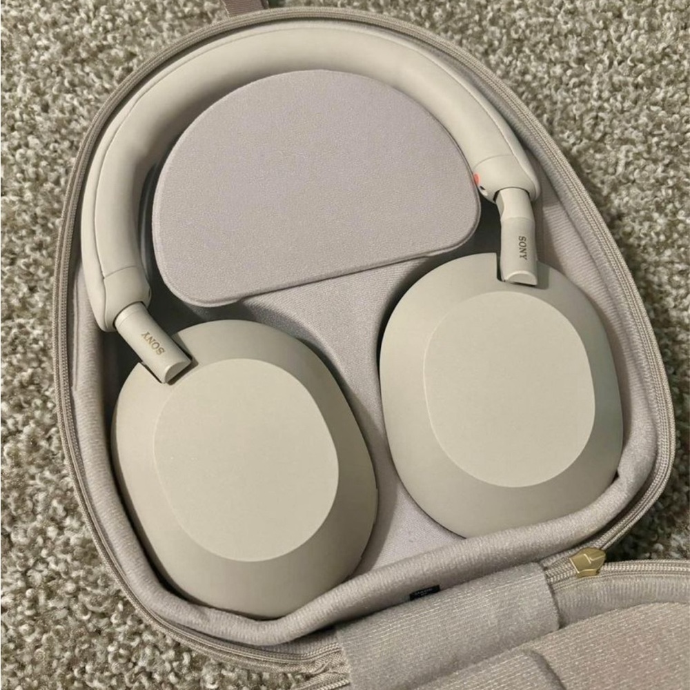 NEW: Sony - WH-1000XM5
Wireless Noise-Canceling
Over-the-Ear Headphones -
Silver